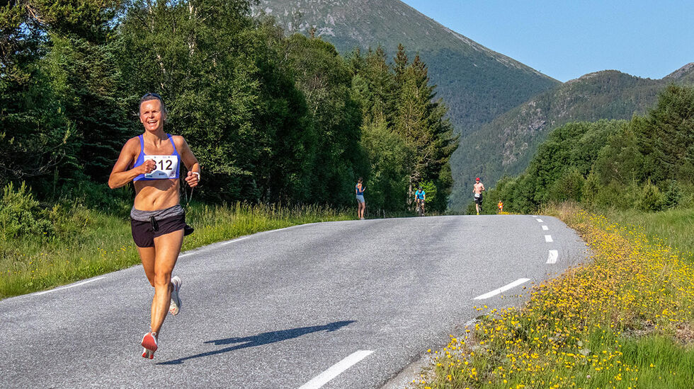 Marit Bjerkeli tok seg tid til å nyte de flotte omgivelsene, men ikke mer enn at hun vant 5 kilometeren. (Foto: Karl Gustav Hetland)
