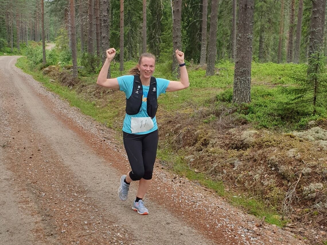 Kerstin Gustafson var beste dame på 5 km på Velta. Her jubler hun underveis i Stavåsen Halvmaraton tidligere i sommer. 