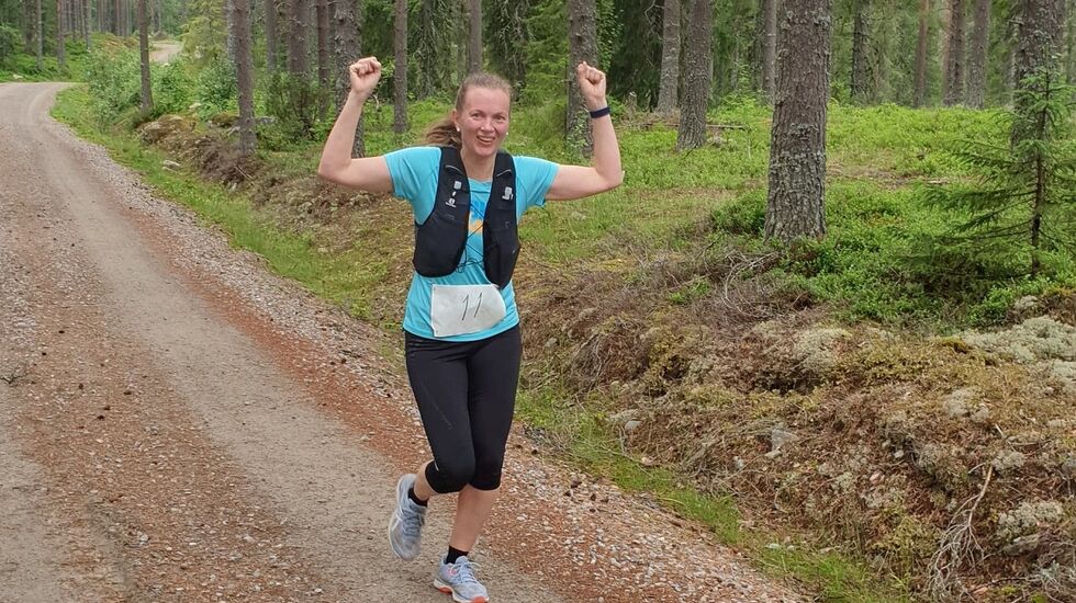 Kerstin Gustafson var beste dame på 5 km på Velta. Her jubler hun underveis i Stavåsen Halvmaraton tidligere i sommer.