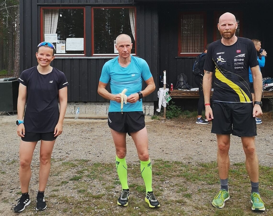 Dagens tre kjappeste halvmaraton-løpere: Totalvinnerne Ina Høiland og Henning Aasen sammen med andremann Kenneth Dæhlen (til høyre). 