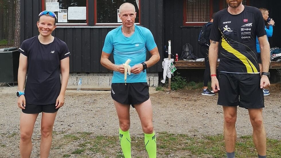 Dagens tre kjappeste halvmaraton-løpere: Totalvinnerne Ina Høiland og Henning Aasen sammen med andremann Kenneth Dæhlen (til høyre). 