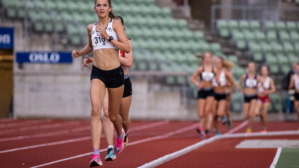 Fra start til mål lå Sigrid Jervell Våg i tet på 5000 m. (Foto: Sylvain Cavatz)