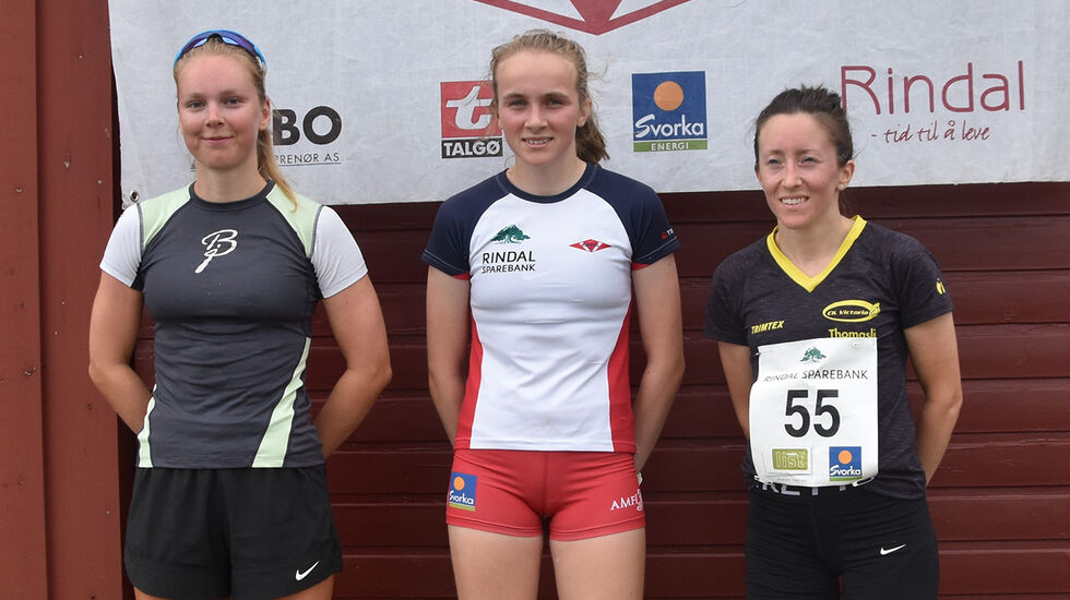 Seierspallen for kvinner. Fra venstre: Kristine Nes (2. plass), Mali Eidnes Bakken (1. plass) og Tine Thomasli (3. plass). (Foto: Øystein Sæther)