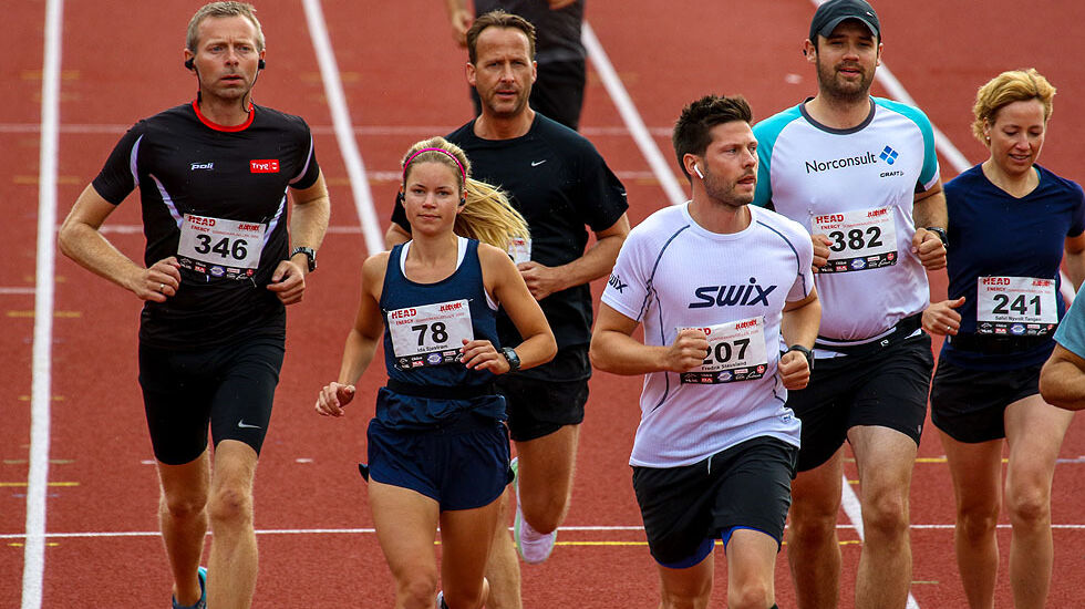 Ole Åstveit, Ida Sjøstrøm, Jarle Aadland, Fredrik Stausland, Endre Thomassen og Sølvi Nyvoll Tangen løper ut i en av de mange startpuljene. (Alle foto: Arne Dag Myking)