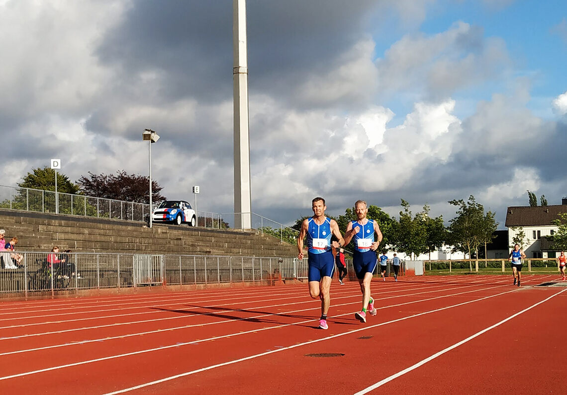 John Nicolaysen leder an med ultraløper Simen Holvik på slep i B-heatet på 5000 meteren på Stavanger stadion. (Foto: Britt-Hege Nicolaysen) 