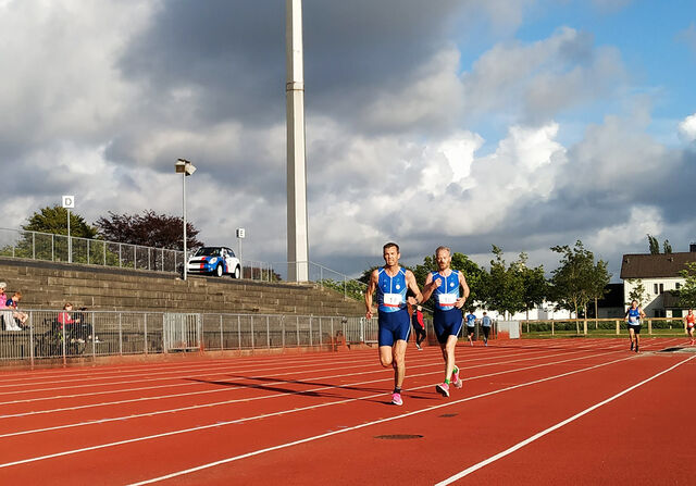John Nicolaysen leder an med ultraløper Simen Holvik på slep i B-heatet på 5000 meteren på Stavanger stadion. (Foto: Britt-Hege Nicolaysen)