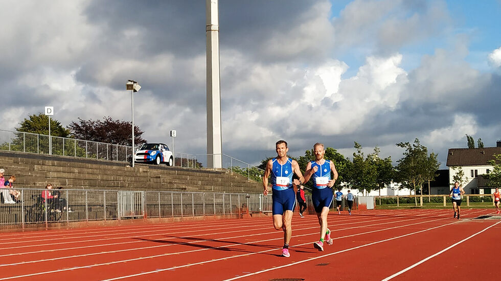 John Nicolaysen leder an med ultraløper Simen Holvik på slep i B-heatet på 5000 meteren på Stavanger stadion. (Foto: Britt-Hege Nicolaysen) 