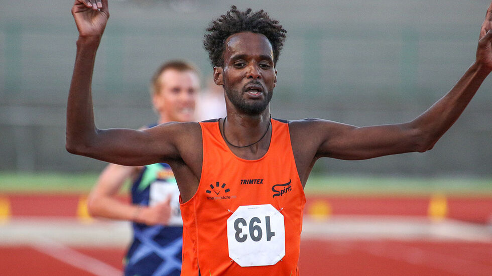 Spirit Stavangers Zerei Kbrom Mezngi går i mål 1. juli på Fana stadion på glimrende 28.23.86 på 10.000 m. Nå stiller han i Langs Åkrafjorden på lørdag. Der kan han sikte seg inn på den knallsterke løyperekorden på 33.19. (Foto: Arne Dag Myking)
