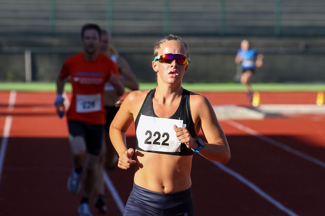 Stine Dale løp 5000 meter under Gneist-Gular seriestevne den 1. juli der hun slo flere spesialiserte løpere. (Foto: Arne Dag Myking)