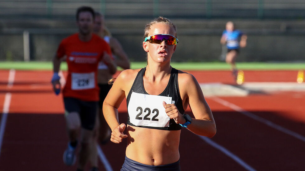 Stine Dale løp 5000 meter under Gneist-Gular seriestevne den 1. juli der hun slo flere spesialiserte løpere. (Foto: Arne Dag Myking)