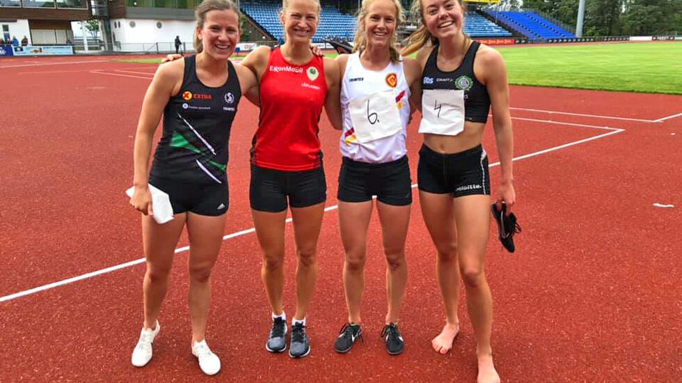 Fornøyde jenter på Sandnes Stadion: Christina Maria Toogood, Ida Tjørsvaag, Ingrid Emilsen Kristiansen og Vilde Våge Henriksen. (Foto: Marit Toogood)