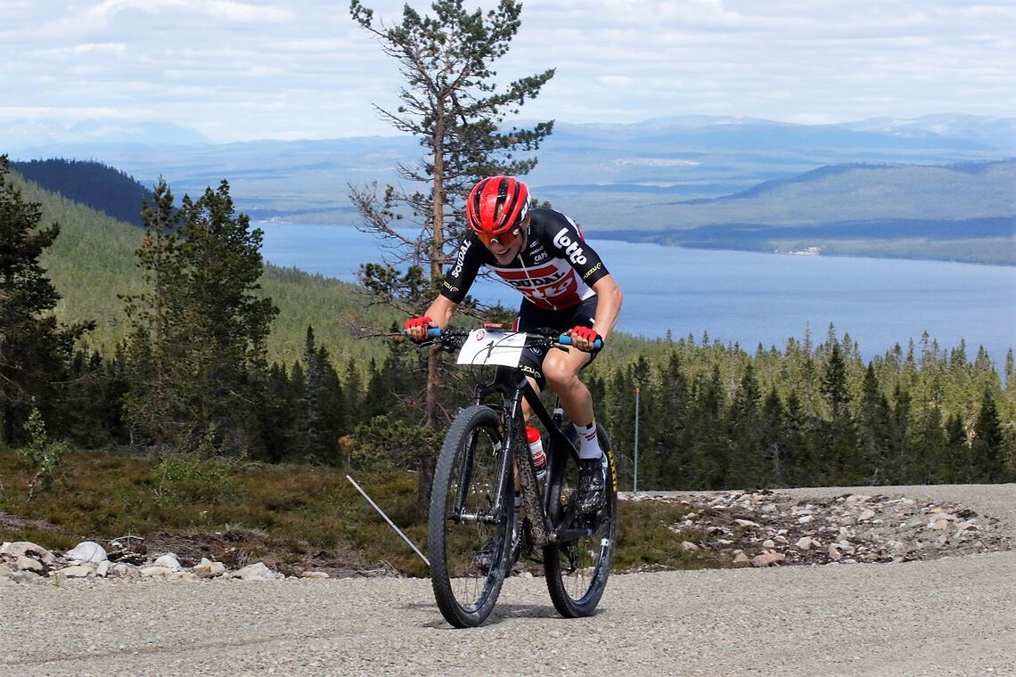 Carl Fredrik Hagen, Sagene IF Sykkel/Lotto Soudal på toppen av Halvorsberget med hele feltet og Osensjøen bak seg.