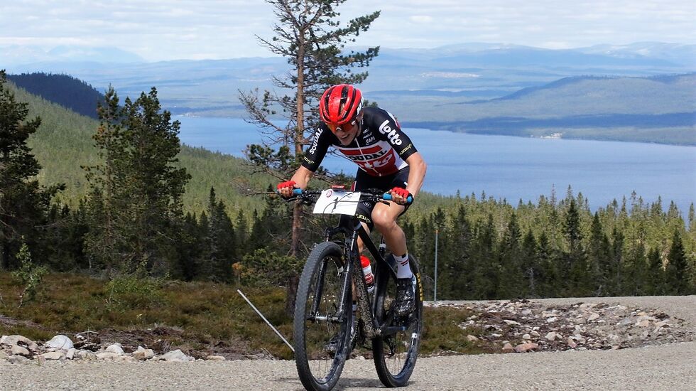 Carl Fredrik Hagen, Sagene IF Sykkel/Lotto Soudal på toppen av Halvorsberget med hele feltet og Osensjøen bak seg.