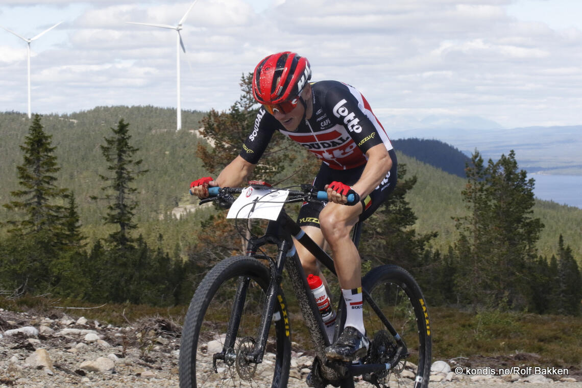 Carl Fredrik Hagen, Sagene IF Sykkel/Lotto Soudal på toppen av Halvorsberget med hele feltet og Osensjøen bak seg i 2020.