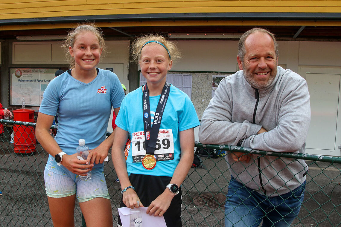 Lisa og Andrine Østervold vant hver sin distanse. Her sammen med pappa etter løpet. (Alle foto: Arne Dag Myking)