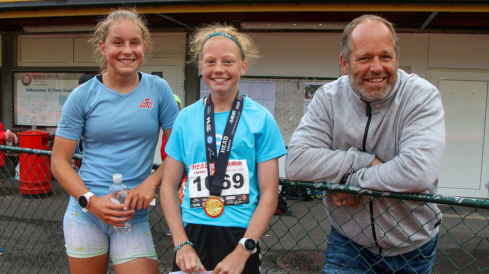 Lisa og Andrine Østervold vant hver sin distanse. Her sammen med pappa etter løpet. (Alle foto: Arne Dag Myking)