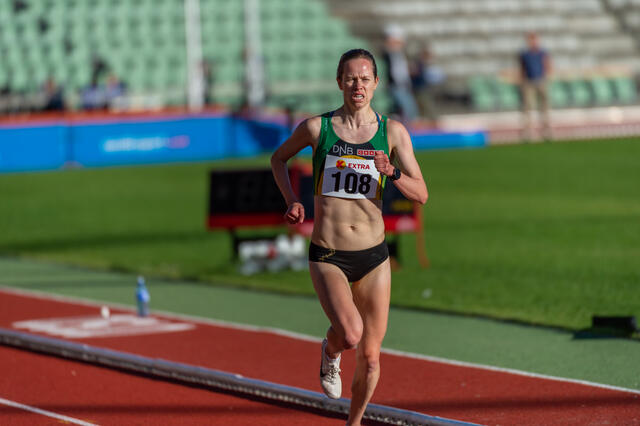 Silje Fjørtoft løper inn til seier på kvinnenes 3000 meter på Bislett. (Foto: Samuel Hafsahl)
