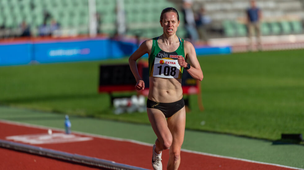 Silje Fjørtoft løper inn til seier på kvinnenes 3000 meter på Bislett. (Foto: Samuel Hafsahl)