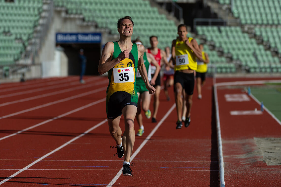 Thomas Roth Spurter inn til klar seier på 800 meter, men bak kommer unggutten Ola Jakob Høsteland Solbu (grønn Ås-drakt) i stor fart og sikret seg 2. plassen. (Foto: Samuel Hafsahl)