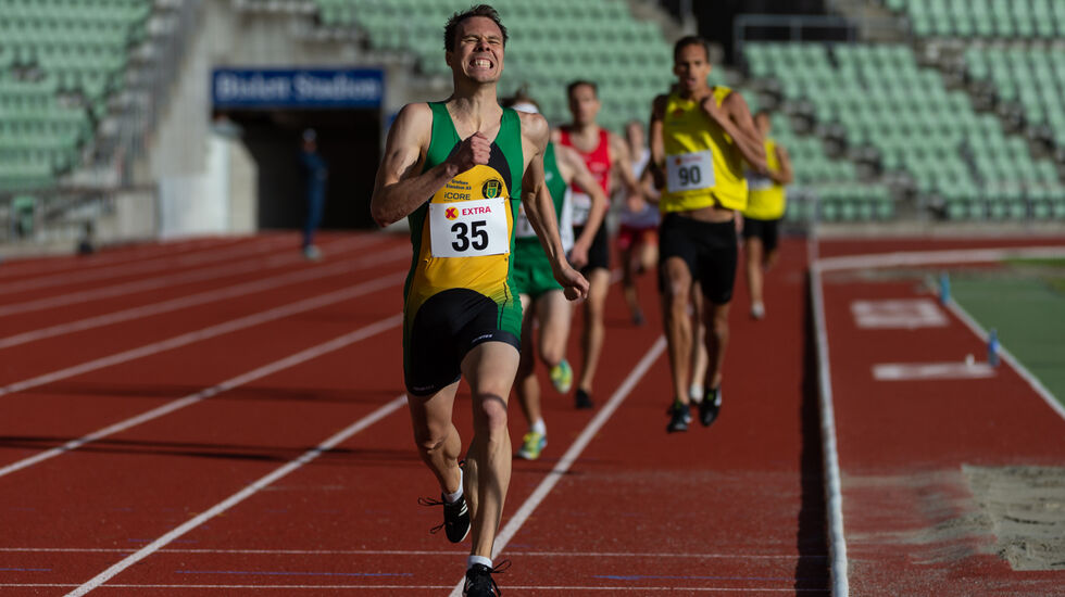 Thomas Roth Spurter inn til klar seier på 800 meter, men bak kommer unggutten Ola Jakob Høsteland Solbu (grønn Ås-drakt) i stor fart og sikret seg 2. plassen. (Foto: Samuel Hafsahl)