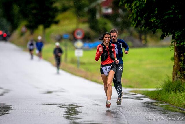 Målfrid Hermansen Valdersnes i regnværet på det innledende veipartiet, snart venter et ganske annerledes underlag. (Foto: Alf Vidar Snæland)