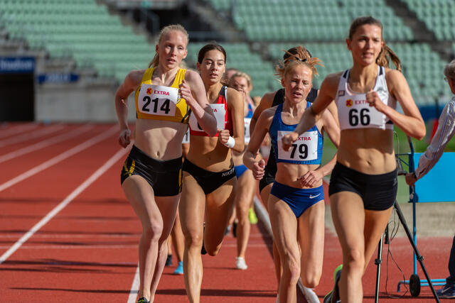 Grete Tyldum (19) utfordret favoritten Sigrid Jervell Våg på 1500 meter på Bislett onsdag kveld. Hun ble nummer to på ny sterk personlig rekord. Mellom dem ser vi to andre sterke tenåringer, Sara Busic og Ina Halle haugen. (Foto: Samuel Hafsahl)