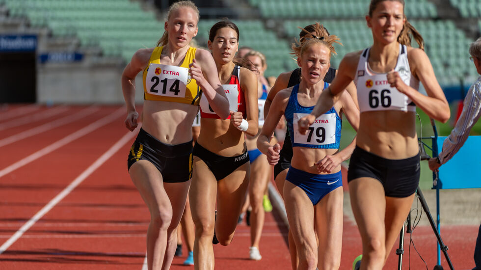 Grete Tyldum (19) utfordret favoritten Sigrid Jervell Våg på 1500 meter på Bislett onsdag kveld. Hun ble nummer to på ny sterk personlig rekord. Mellom dem ser vi to andre sterke tenåringer, Sara Busic og Ina Halle haugen. (Foto: Samuel Hafsahl)