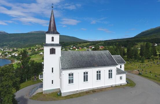 Dronebilde av Lavangen kirke ©Per Sverre Simonsen