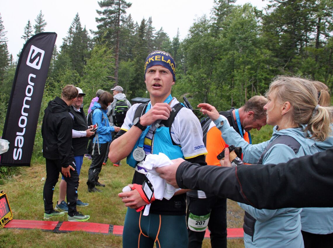 Simen Westlund har her gått i mål til klar seier og løyperekord på Blefjells Beste. (Foto: Bjørn Hauge)