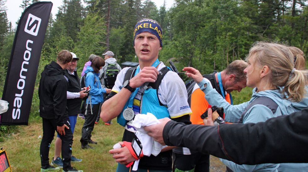 Simen Westlund har her gått i mål til klar seier og løyperekord på Blefjells Beste. (Foto: Bjørn Hauge)