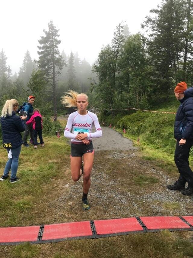 10_Julie_Larsen_målgang