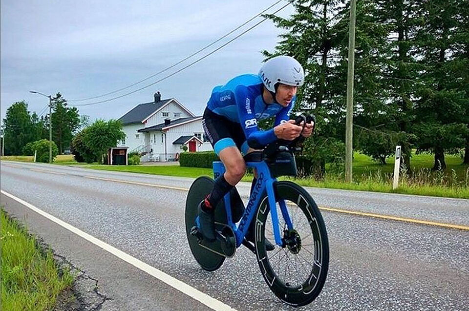 Det var vått og glatt langs riksvei 35, men likevel syklet Allan Hovda inn til soleklar rekord på 24-timer. (Foto fra Allan Hovdas Instagramprofil)