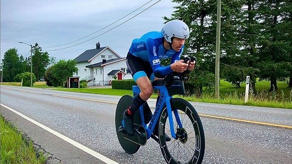 Det var vått og glatt langs riksvei 35, men likevel syklet Allan Hovda inn til soleklar rekord på 24-timer. (Foto fra Allan Hovdas Instagramprofil)