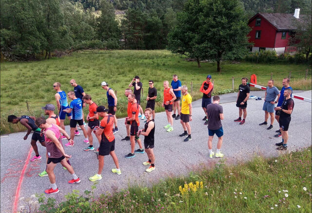 23 løpere gjør seg klar til start. Han som skulle vinne til slutt, Håvard Lalit Øglænd, har inntatt tetposisjonen allerede før feltet er i bevegelse. (Foto: Spirit Friidrett)