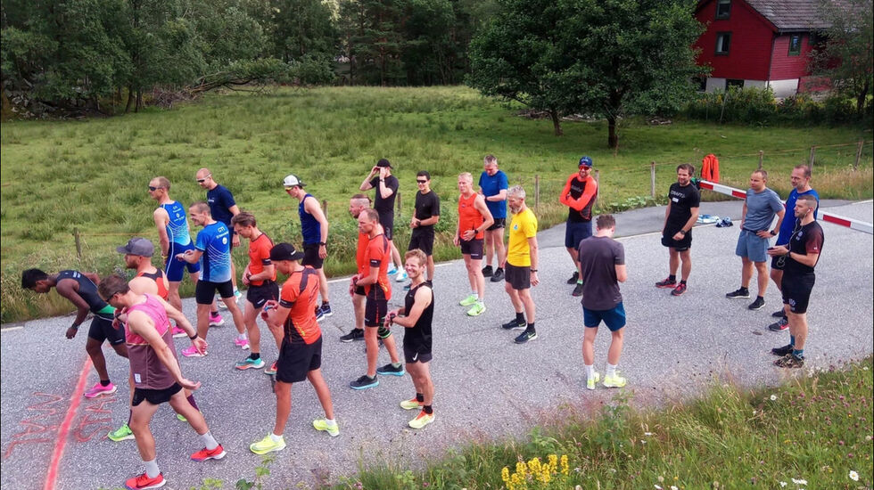 23 løpere gjør seg klar til start. Han som skulle vinne til slutt, Håvard Lalit Øglænd, har inntatt tetposisjonen allerede før feltet er i bevegelse. (Foto: Spirit Friidrett)
