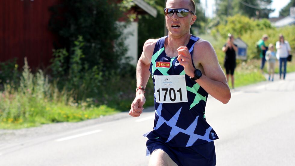 Sondre Nordstad Moen med 100 meter igjen til mål etter en veldig sterk avslutning på 10-kilometeren. (Foto: Olav Engen)