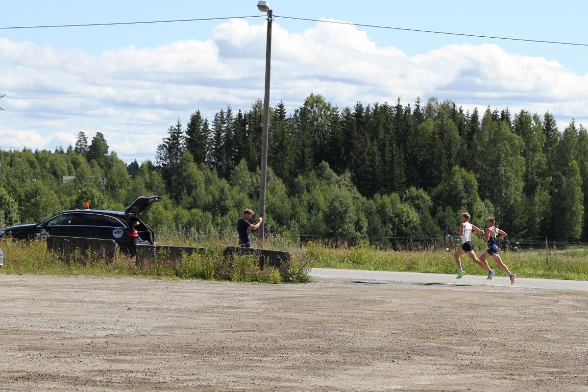 IMG_8136_Sigurd_og_Sondre_bak_følgebilen (1280x853)