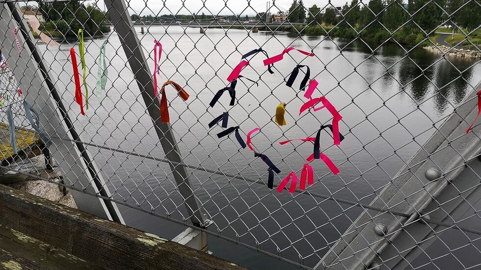 Sløyf rasisme! Elverum ble startet som en synlig og smittevennlig markering mot rasisme i Elverum der alle kan vise sin holdning ved å knyte et sløyfebånd i nettingen på gangbrua over Glomma.