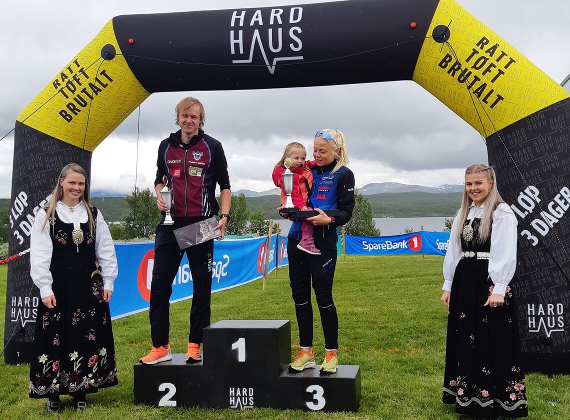 Jon Aukrust Osmoen fra Nydalens SK og Heidi Hestmark Smalås fra Namdal Løpeklubb vant Riasten Rundt. (Arrangørfoto)