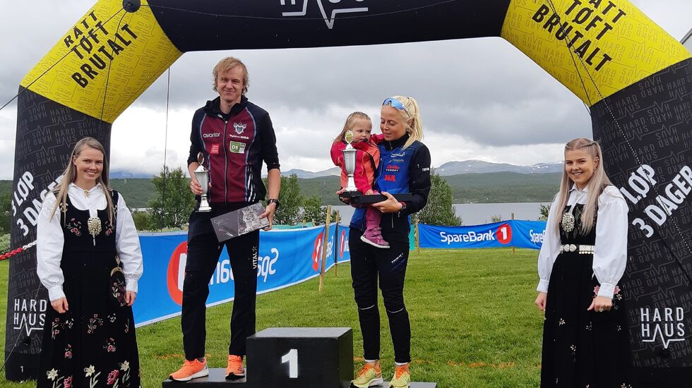 Jon Aukrust Osmoen fra Nydalens SK og Heidi Hestmark Smalås fra Namdal Løpeklubb vant Riasten Rundt. (Arrangørfoto)