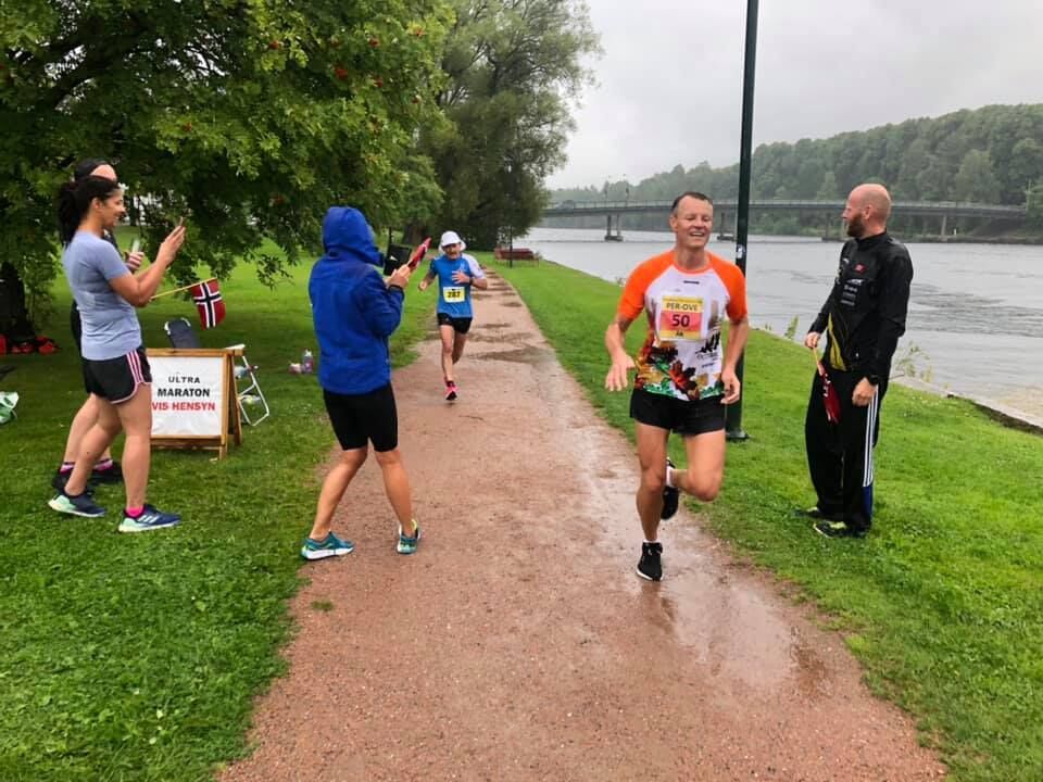 Her løper Per-Ove Nordli i mål og fullfører maraton for 50. gang. Like bak ser vi vinneren av 50-kilometeren, Lars Chr. Dørum. (Foto: Tom Rune Bertelsen)