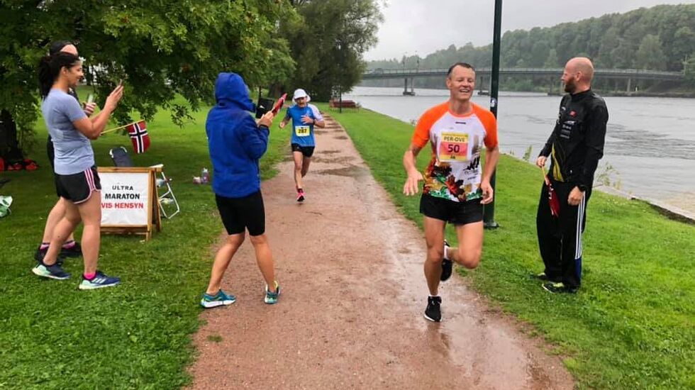 Her løper Per-Ove Nordli i mål og fullfører maraton for 50. gang. Like bak ser vi vinneren av 50-kilometeren, Lars Chr. Dørum. (Foto: Tom Rune Bertelsen)