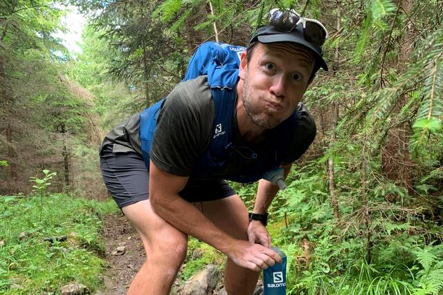 Aleksander Krokeide fyller vann i en bekk underveis på 35-milsturen. (Privat foto)