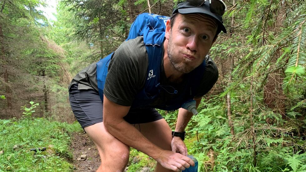 Aleksander Krokeide fyller vann i en bekk underveis på 35-milsturen. (Privat foto)