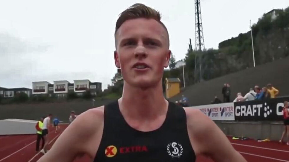 Narve Gilje Nordås kunne smile bredest etter 3000 meter på Fana Stadion (Foto fra streaming).