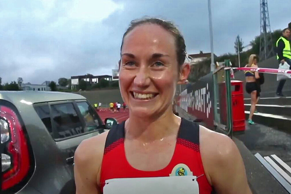 Vienna Søyland Dahle var stort sett fornøyd med løpet sitt som ga henne seier på 3000 meter.  Men ikke helt. (Foto fra stream).