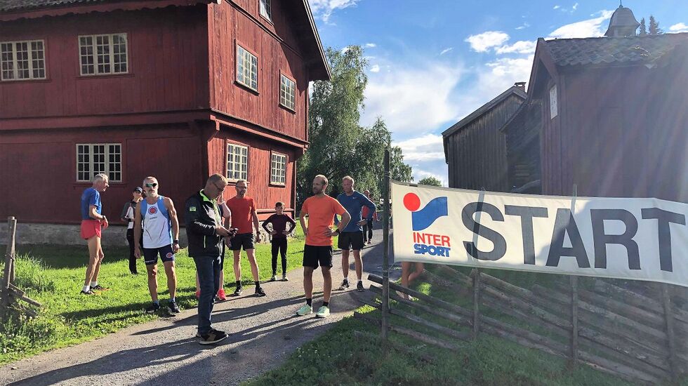 Endelig sosial gå-jogg igjen! Nå mangler bare boller og saft i mål, så er alt tilbake til normalen. (Foto: Marit Aamdal)