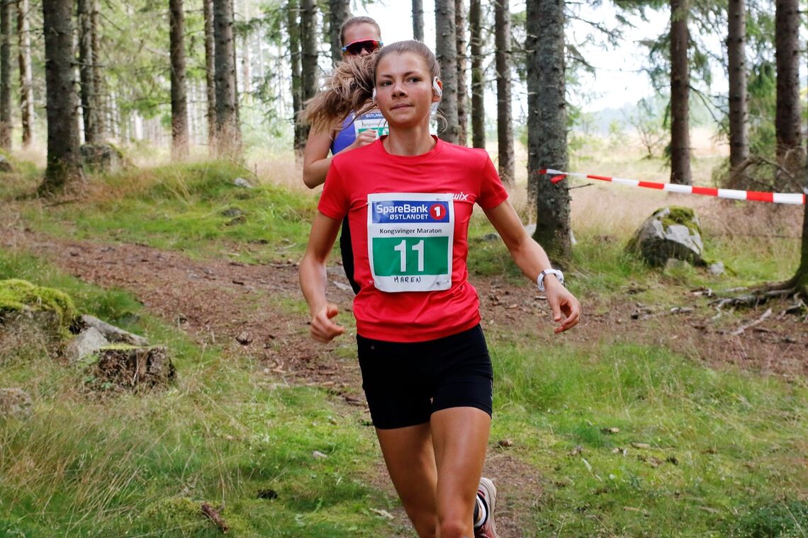 Maren Lie etter 4 km med Karen Marie Håkonsen som skygge.