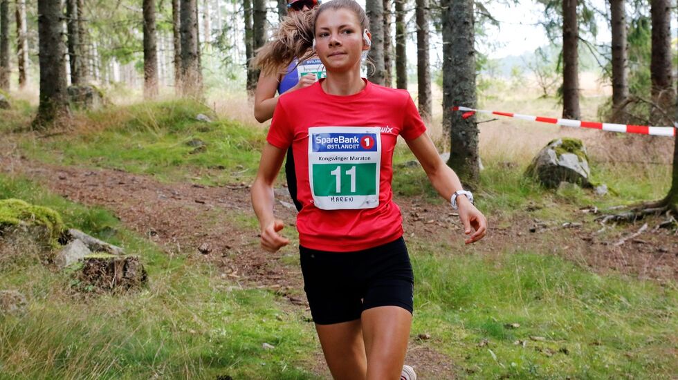 Maren Lie etter 4 km med Karen Marie Håkonsen som skygge.
