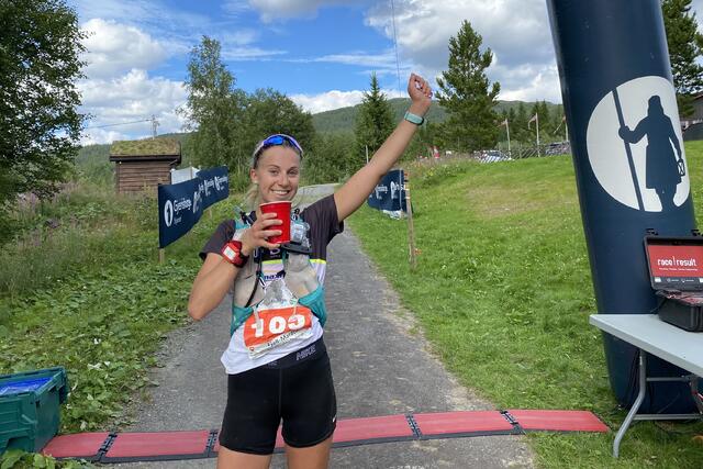 Kjersti Kvistad Dengerud (22) fra Steinkjer Skiklubb imponerte med totalseier og flott løyperekord på 42-kilometeren. (Arrangørfoto)